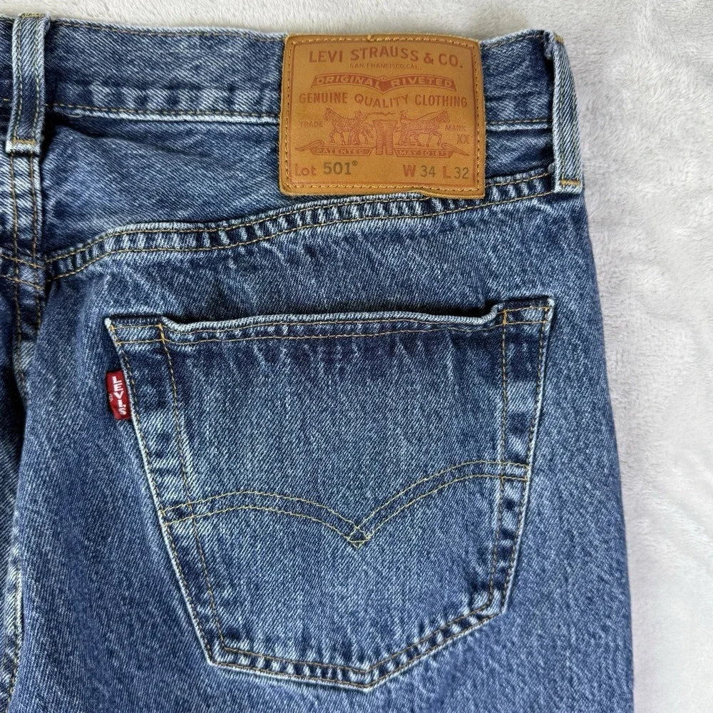 Levi's 501 Medium Wash Jeans Men's 34 x‎ 32 (actually 32x30) Casual Classic Blue